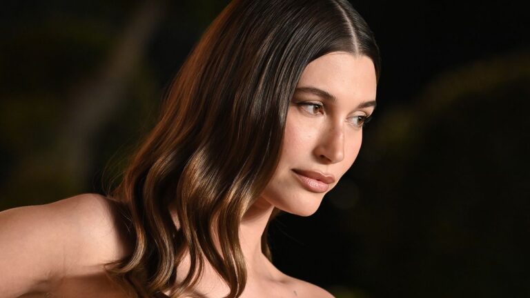 290425 Hailey Bieber Aufm